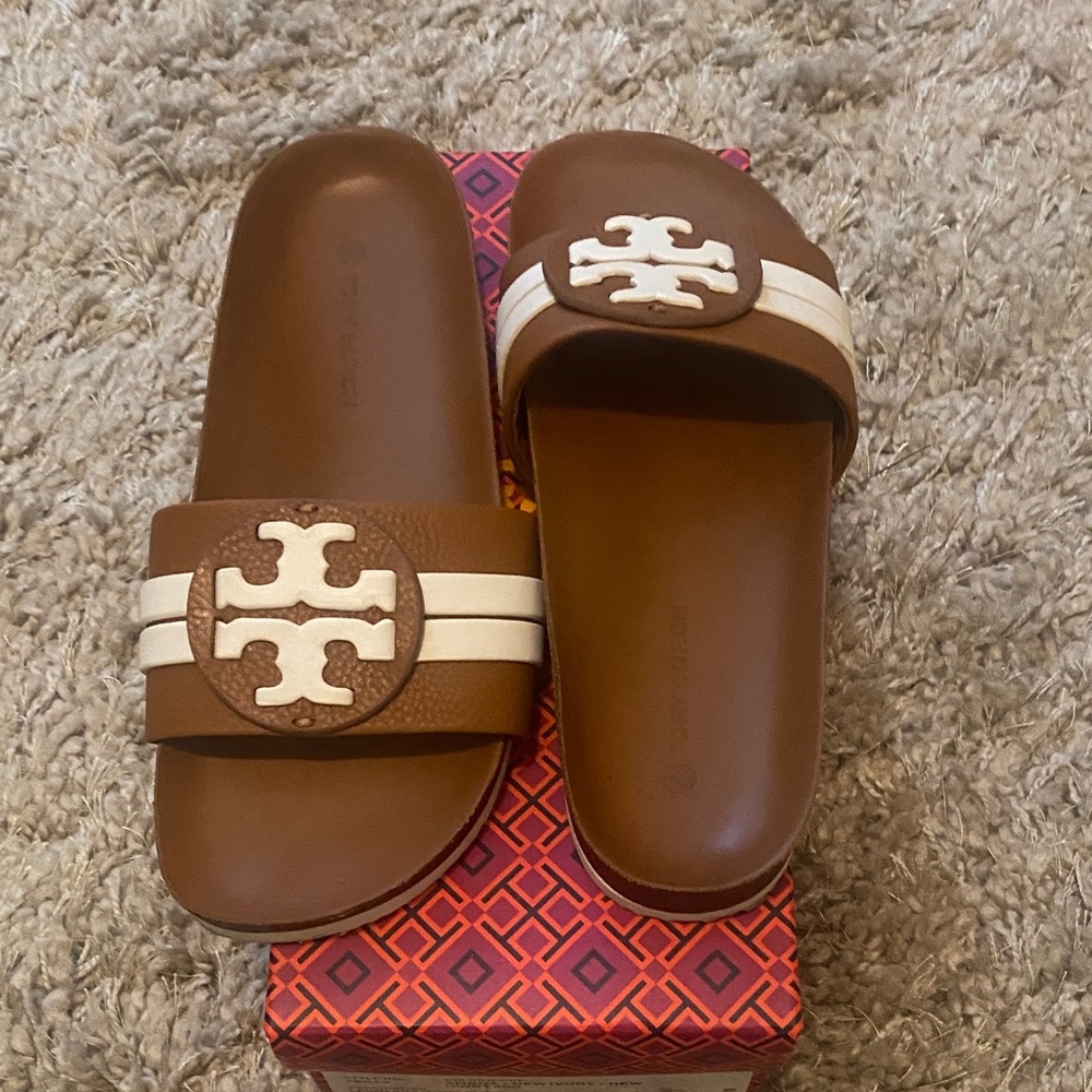Tory Burch Leigh Anatomical Slide- Tumbled &Calf Leather in Ambra and New Ivory
